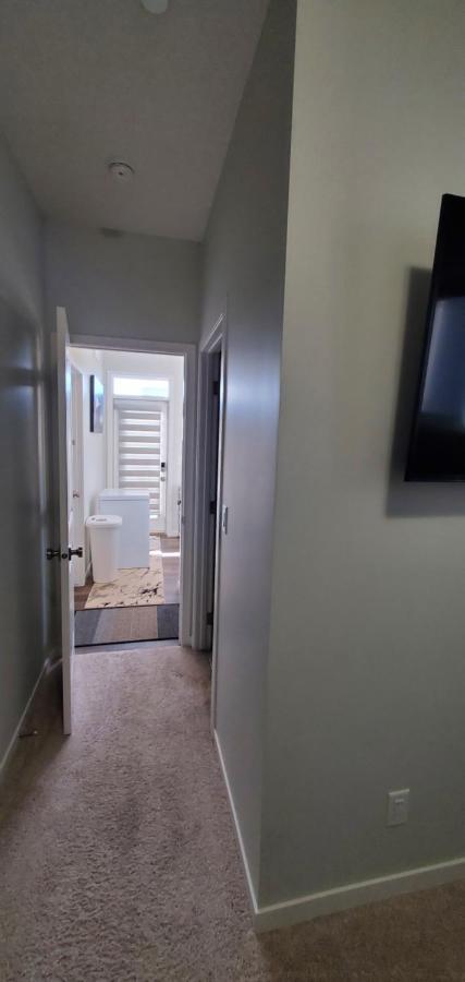 Delightful 1-Bedroom Private Suite In A New Home YYC Eksteriør bilde