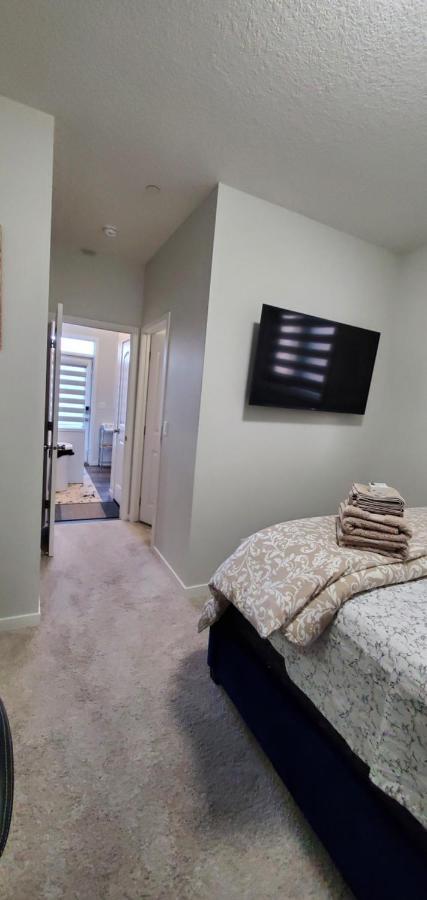 Delightful 1-Bedroom Private Suite In A New Home YYC Eksteriør bilde